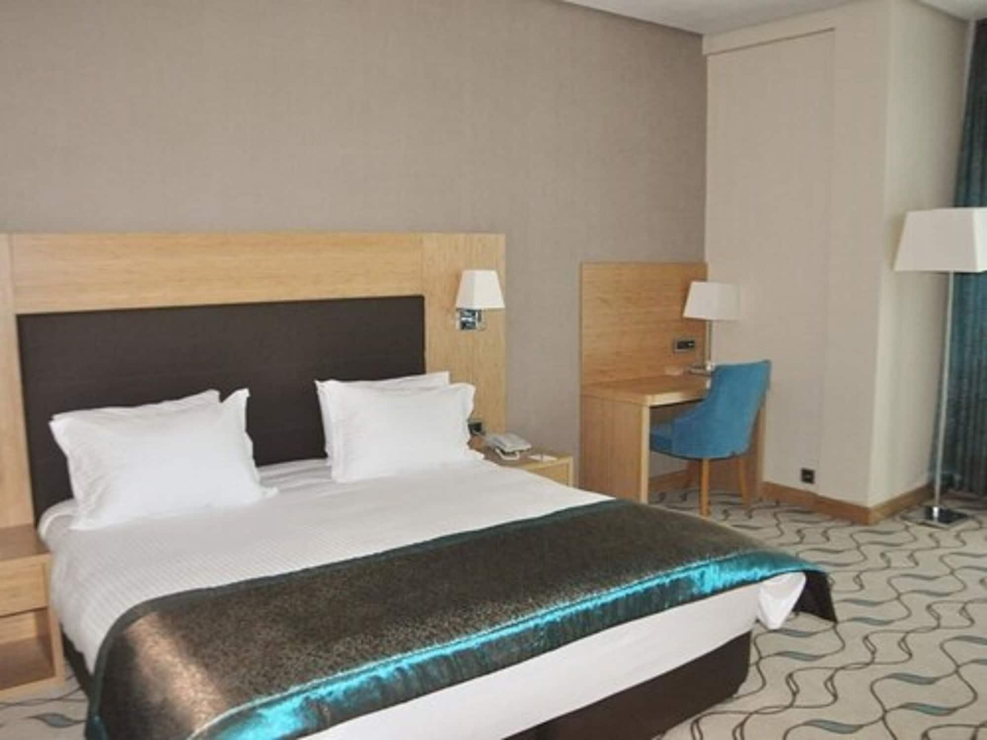 Margi Hotel Edirne Ngoại thất bức ảnh A room at the hotel