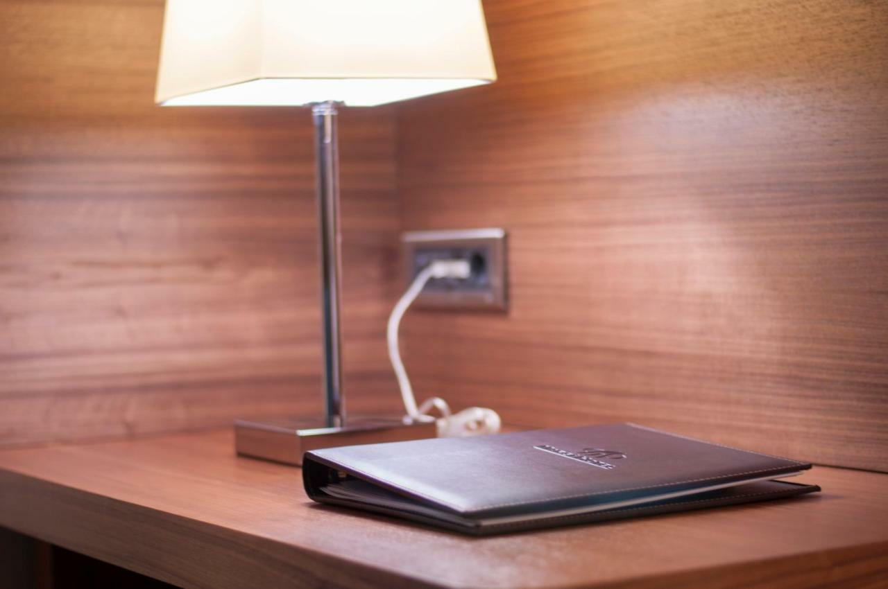 Margi Hotel Edirne Ngoại thất bức ảnh A lamp plugged into a wall socket
