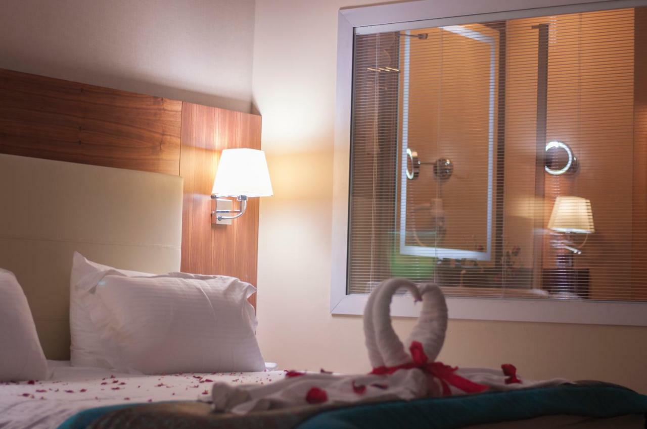Margi Hotel Edirne Ngoại thất bức ảnh A room at the hotel